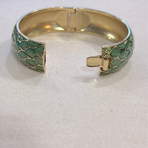 Lilly Pulitzer Green Snakeskin Enamel Bangle Bracelet Hinge Closure - EUC - Picture 2 of 3